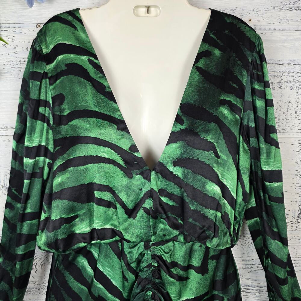 Topshop Green Zebra Print Midi Dress Ruched Front Long Sleeve V Neck Sz 8 - Picture 4 of 11